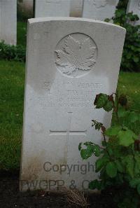 Etaples Military Cemetery - Taylor, Lionel Edgar